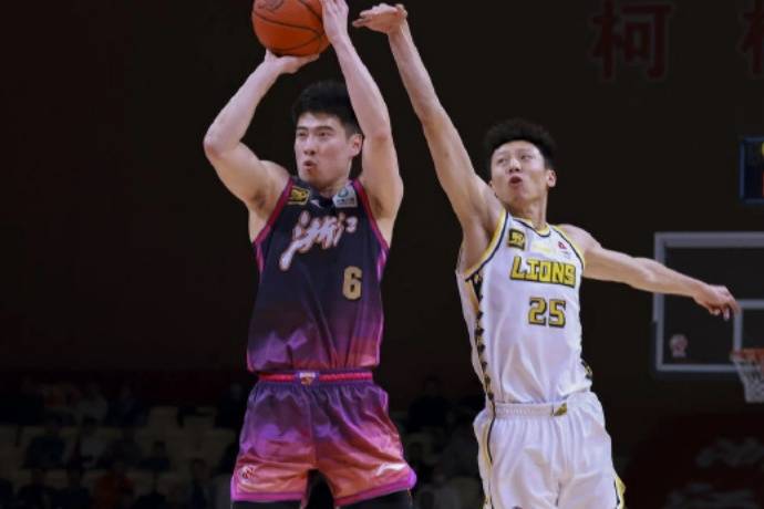 爱游戏在线-比赛中球员们拼尽全力，为球队争取胜利