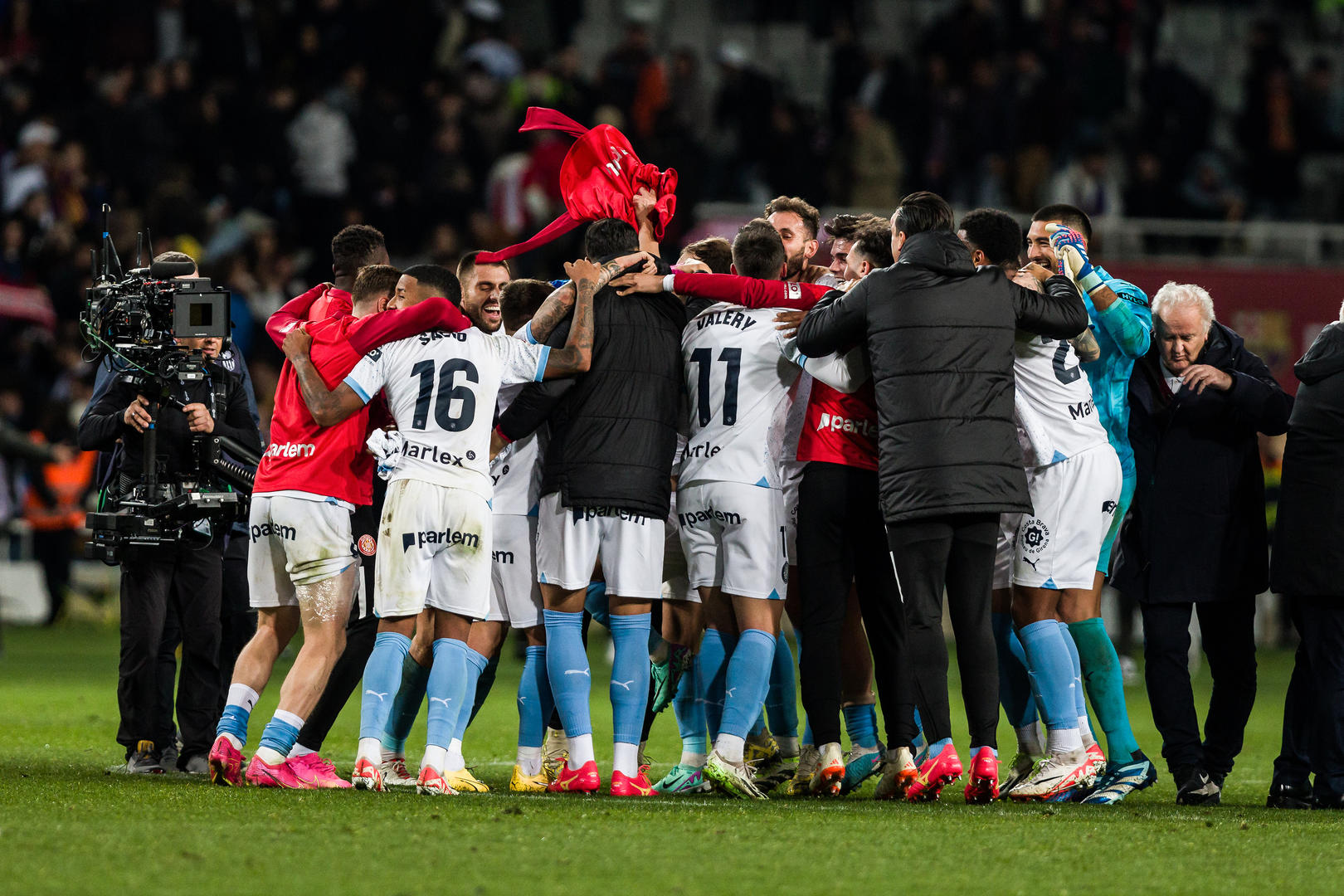 爱游戏在线-激励足球赛事再次开启，球员斗志昂扬，力求胜利