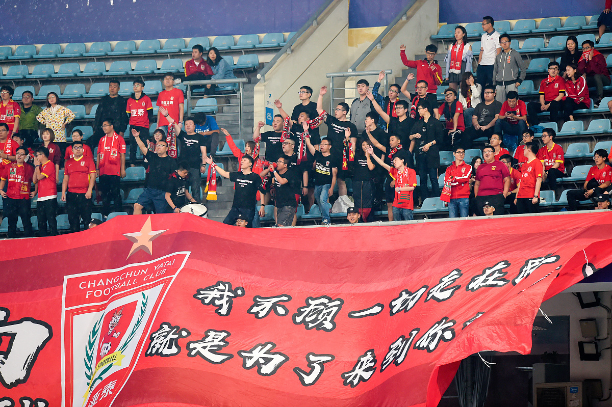 激励足球赛事再次开启，球员斗志昂扬，力求胜利