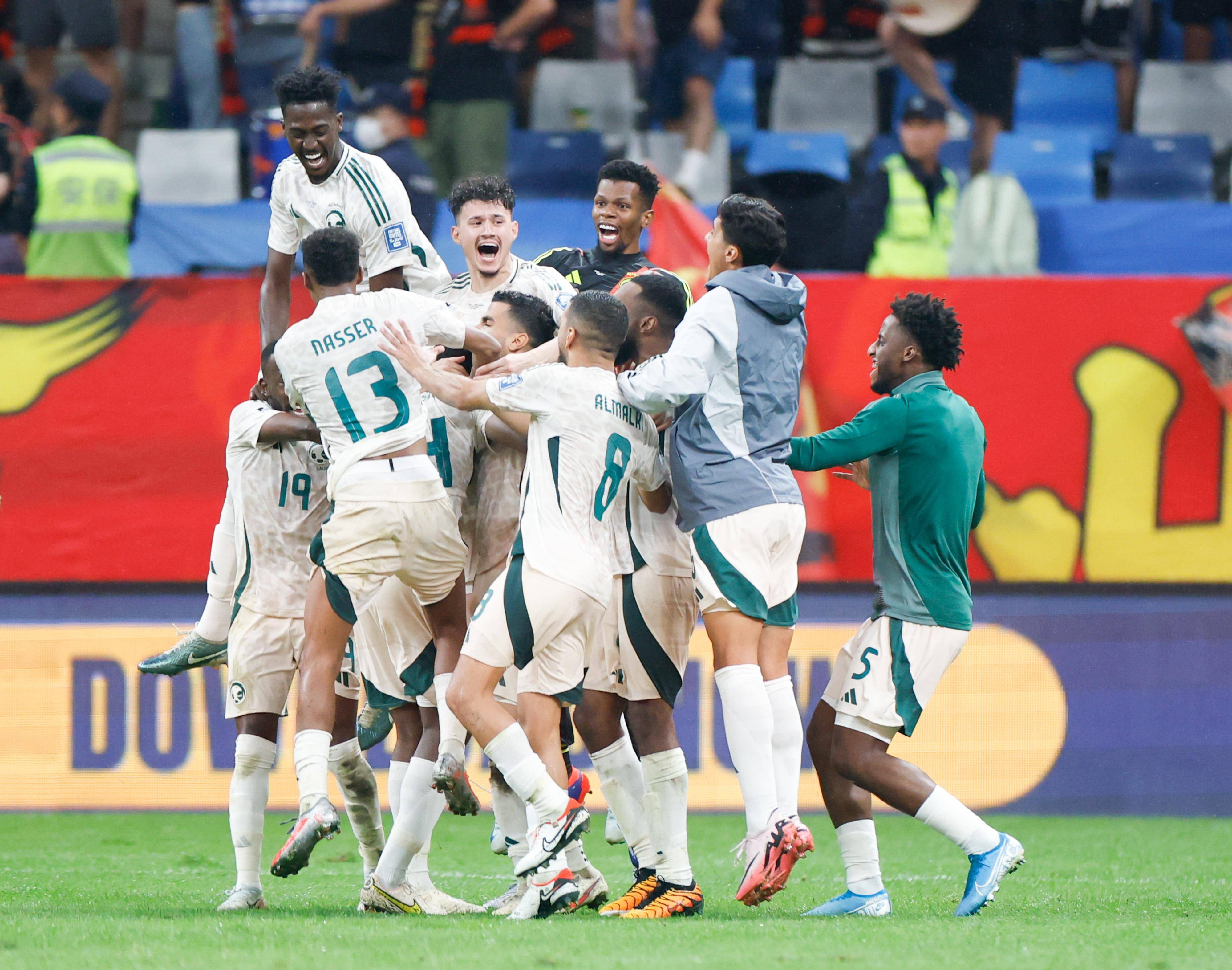 包含精彩不断：亚洲足球赛场上的精彩瞬间的词条