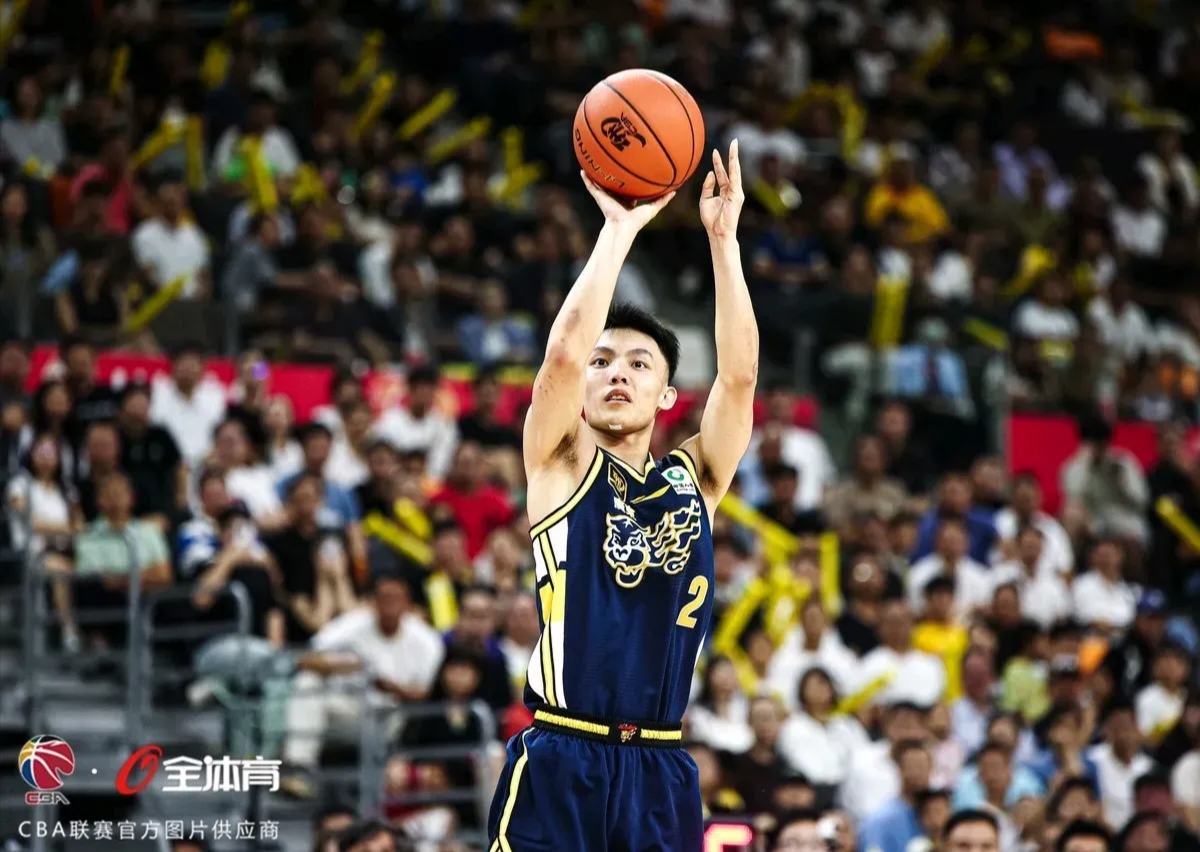 深圳男篮客场取得关键胜利，士气高涨