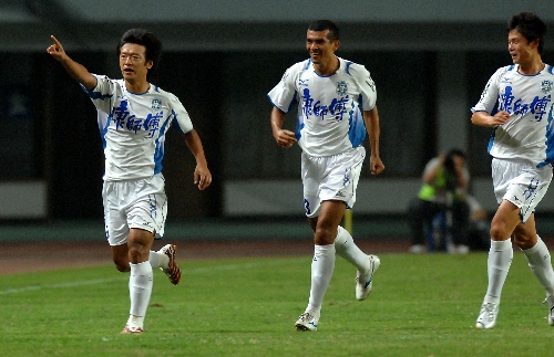 包含天津泰达客场取得来之不易的胜利，力保领头羊位置的词条