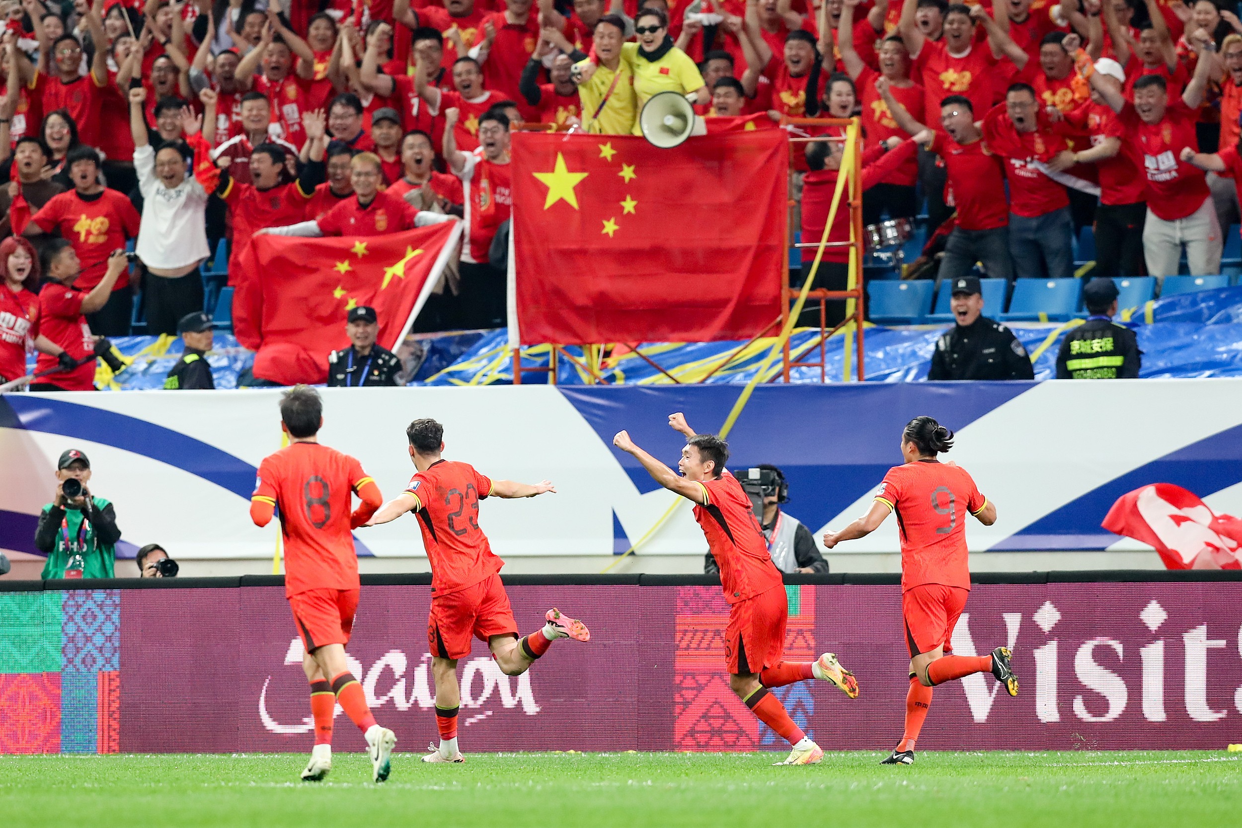 爱游戏官方入口-海南队在最新一场胜利中展现出色团队合作