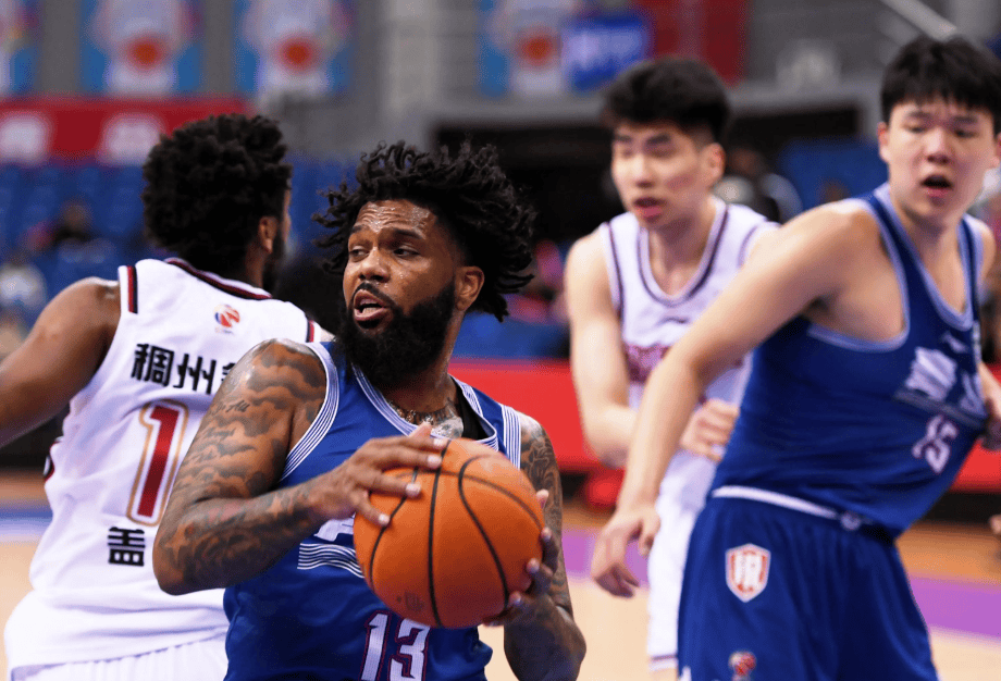 爱游戏在线-CBA联赛中出现新秀，为球队注入活力