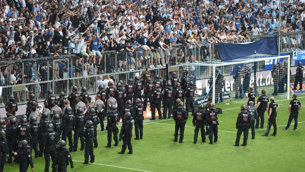 那不勒斯球迷现场助威，为球队鼓与呼的简单介绍