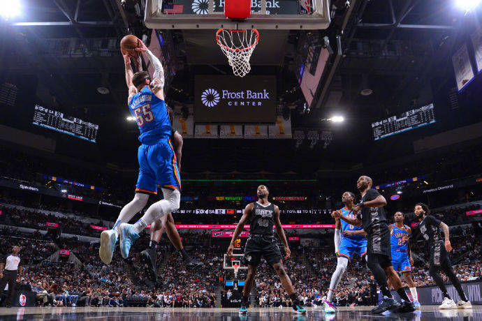 爱游戏入口-猛龙客场胜马刺，取得胜利后庆祝