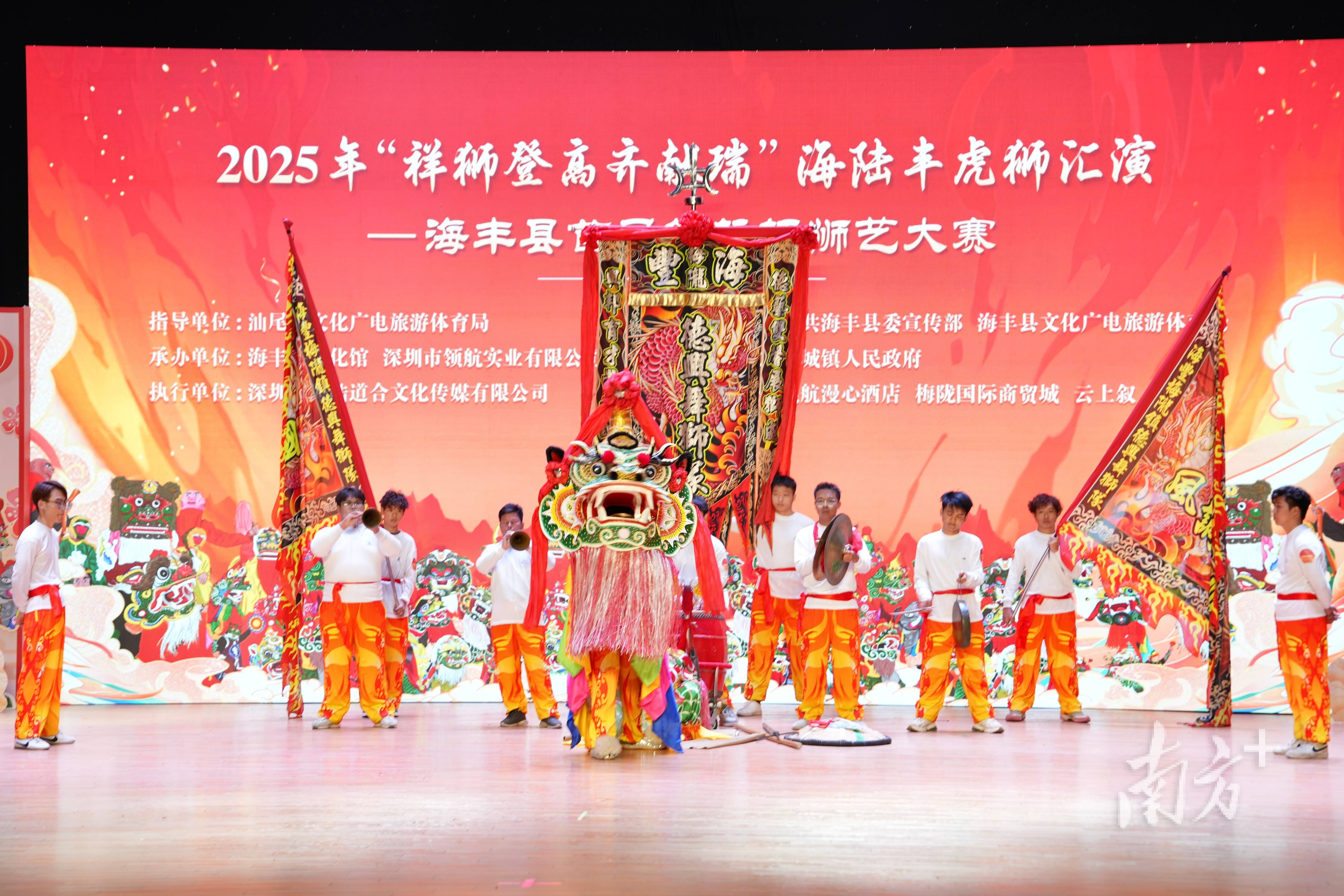 足球场上有声有色，比赛轮番上演的简单介绍