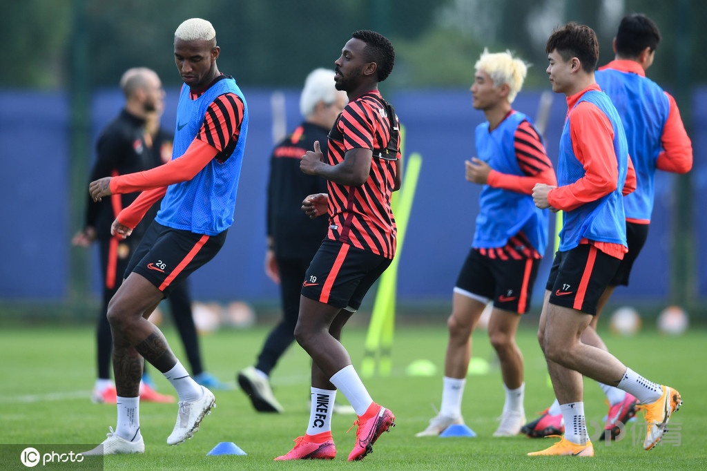 法国全面压制对手，取得历史性胜利