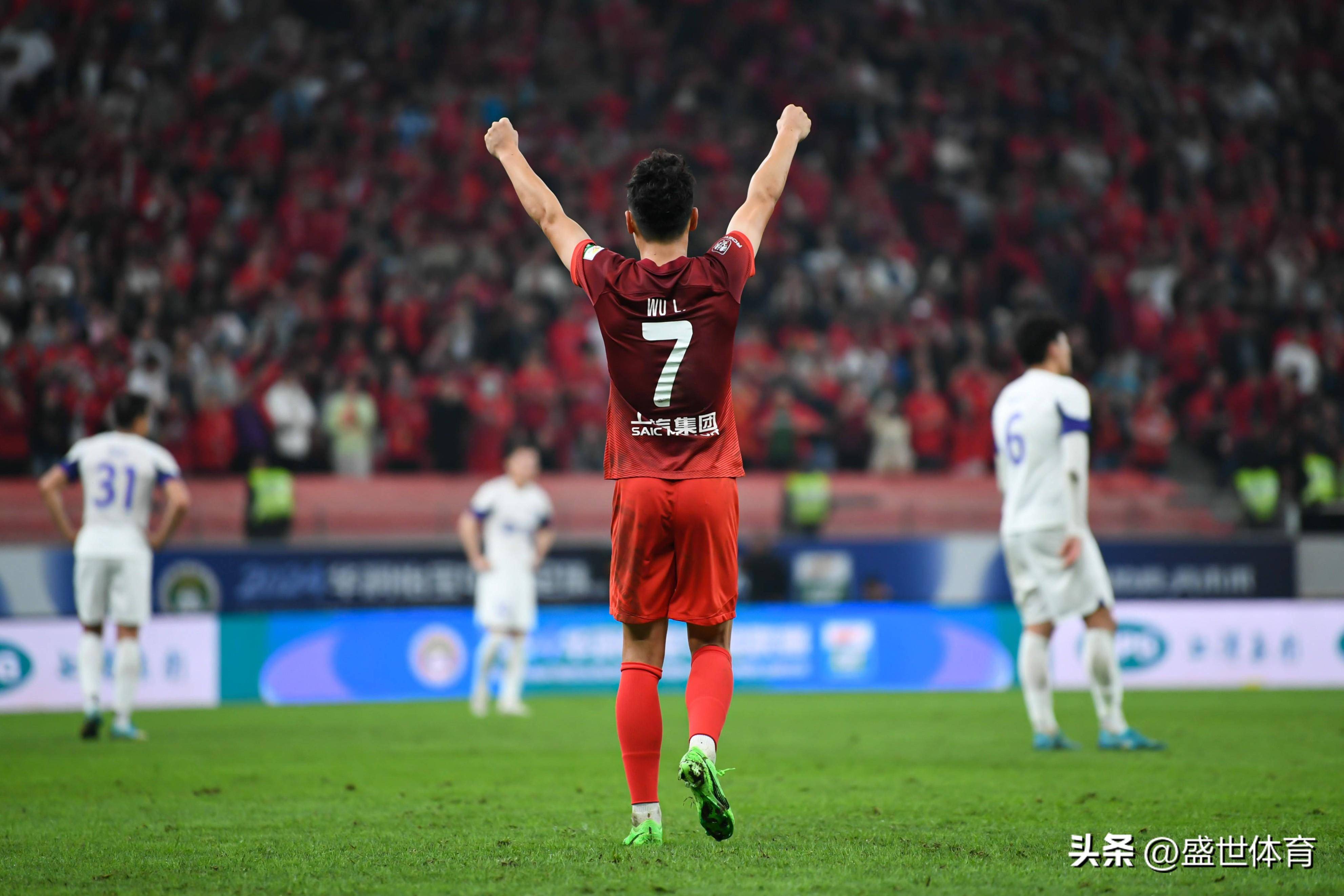 包含中超比赛实况播报：球员表现稳健有力的词条