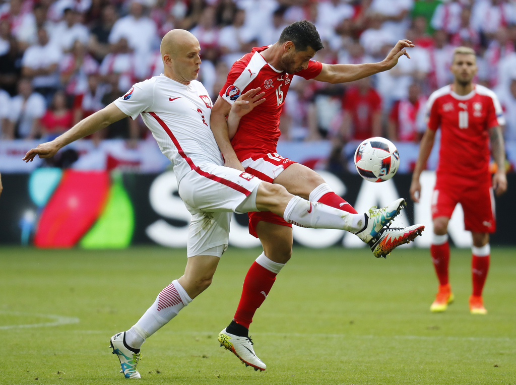 包含波兰客场不敌瑞士，小组领先优势巩固的词条