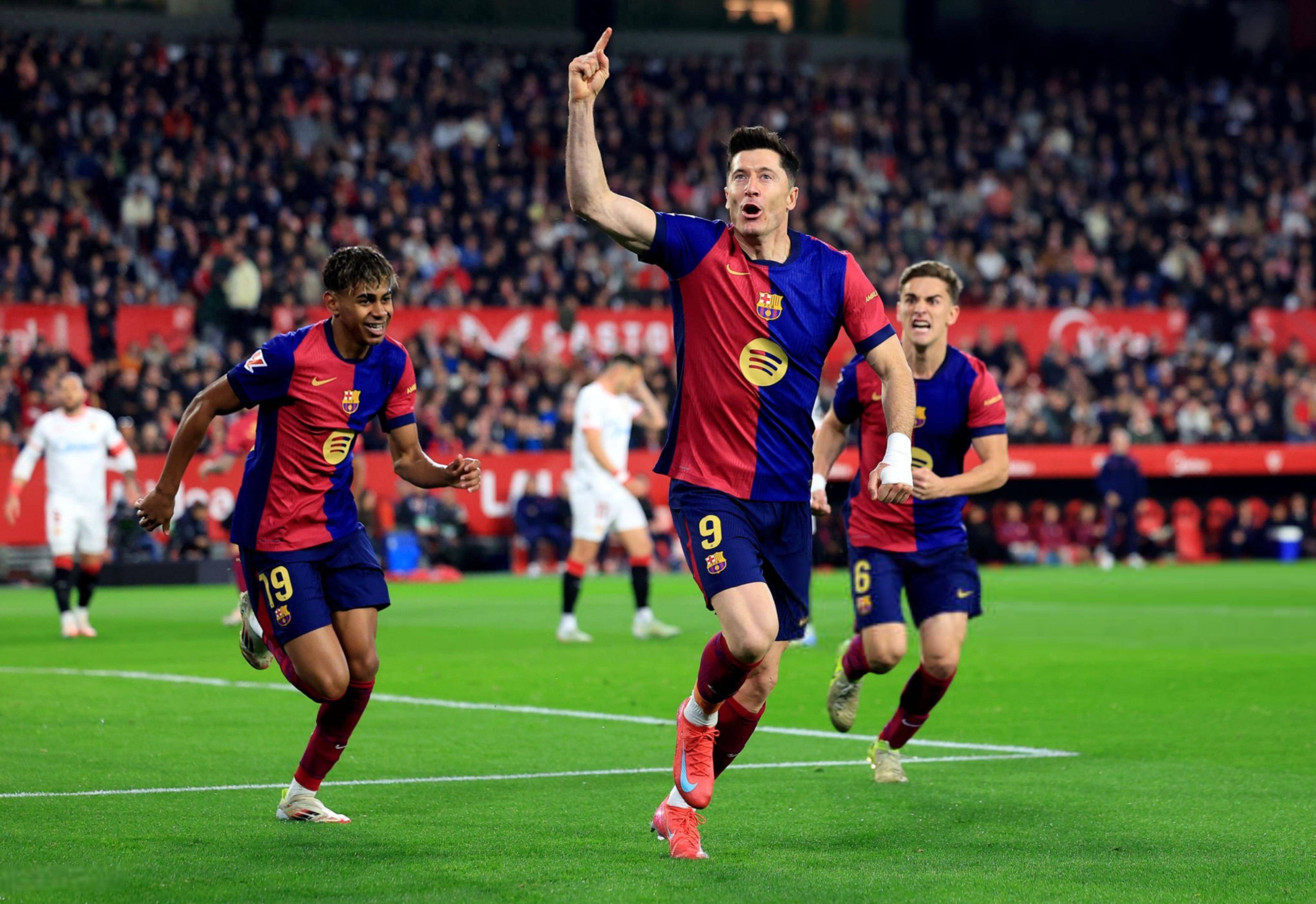 足球比赛引发球迷狂热，球场座无虚席