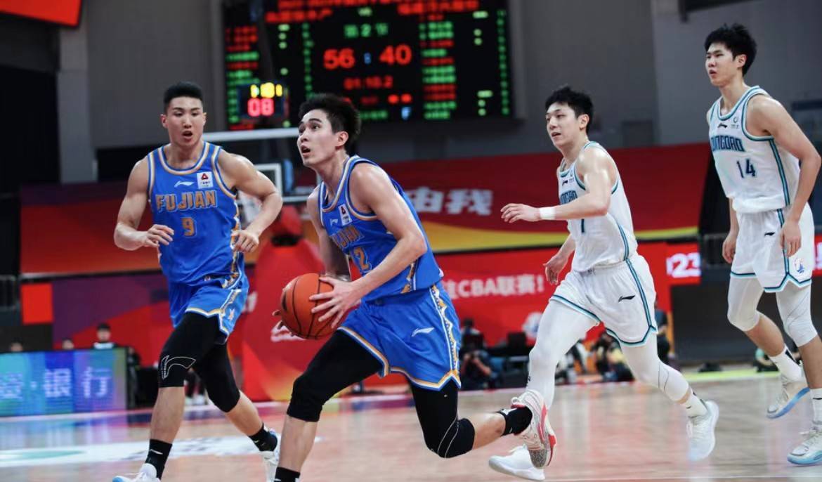 爱游戏-哈尔滨队遭遇福建男篮惨败，球员困顿坠落