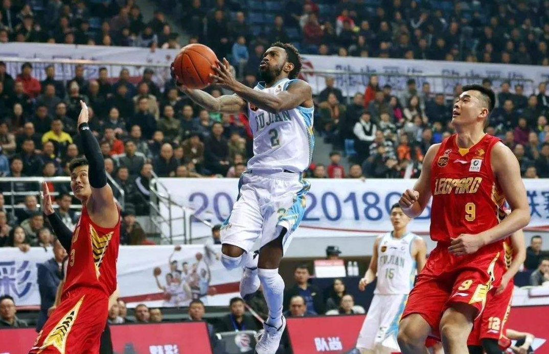 哈尔滨队遭遇福建男篮惨败，球员困顿坠落