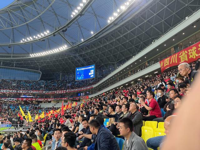 关于精采的足球赛事成为众人热议话题，实力强弱悬殊，球迷热情高涨的信息