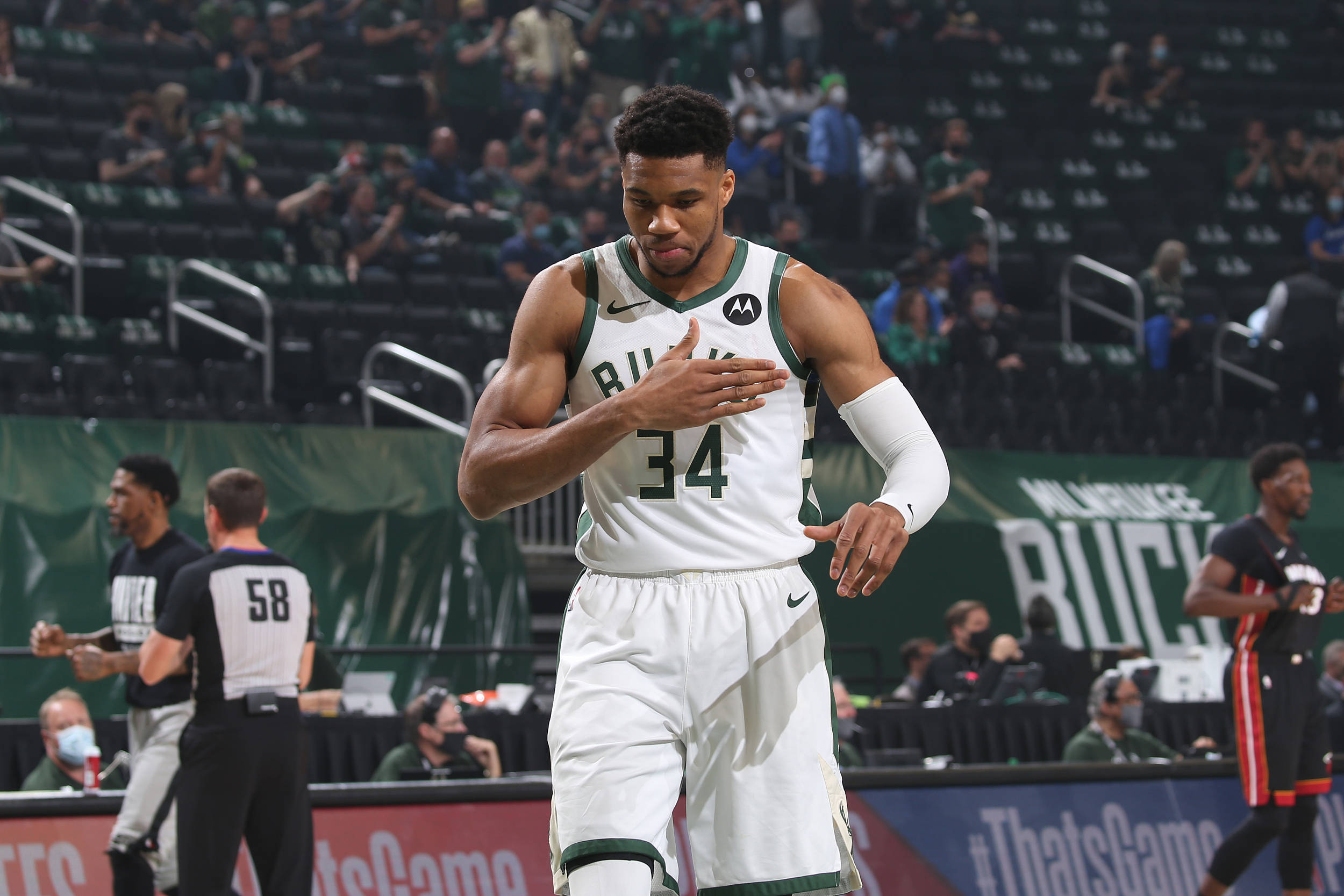 爱游戏tv-雄鹿力克篮网，字母哥全场发威独得+分的简单介绍