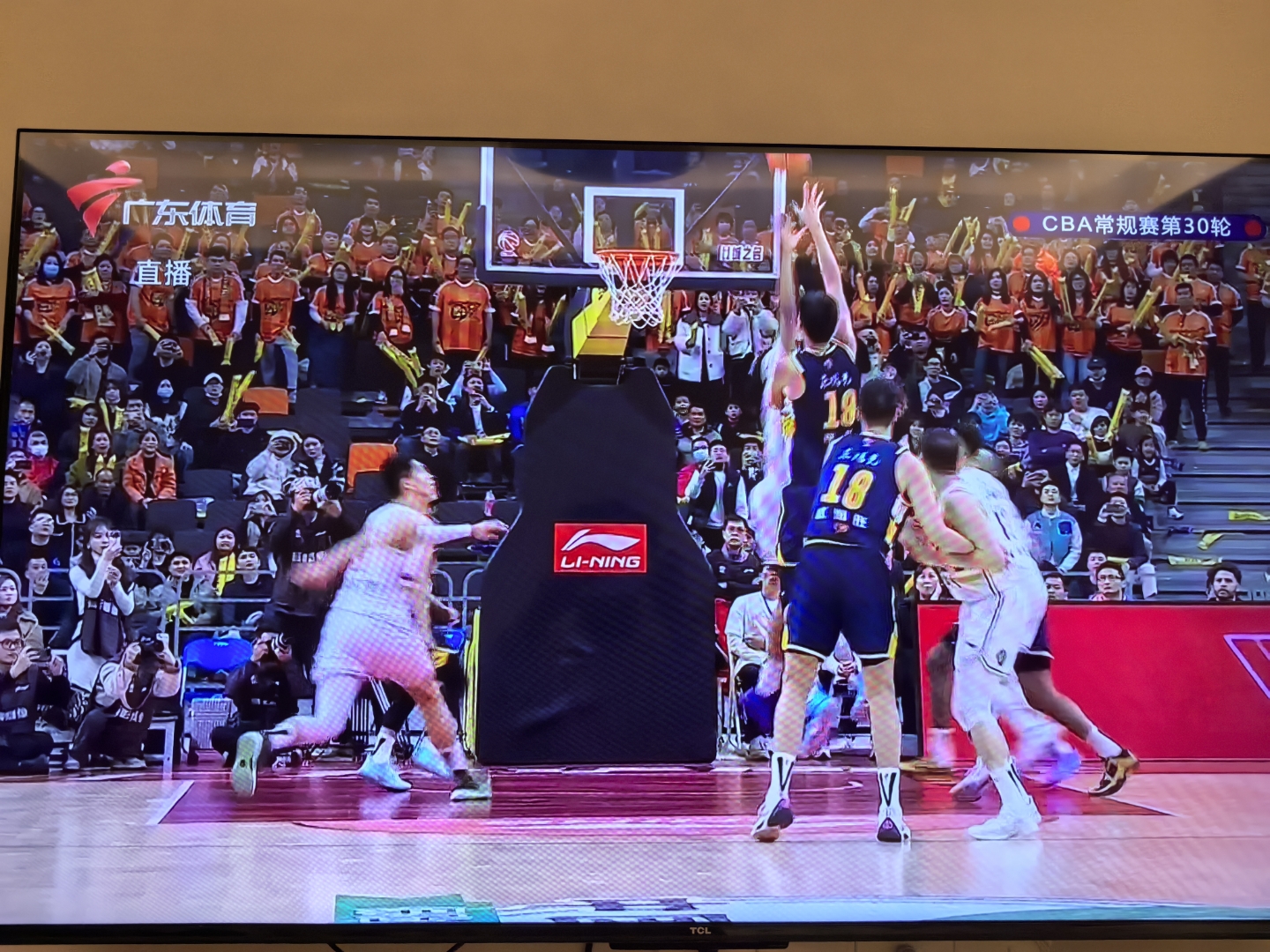 爱游戏tv-球队在关键比赛中取得胜利，引发狂热掌声