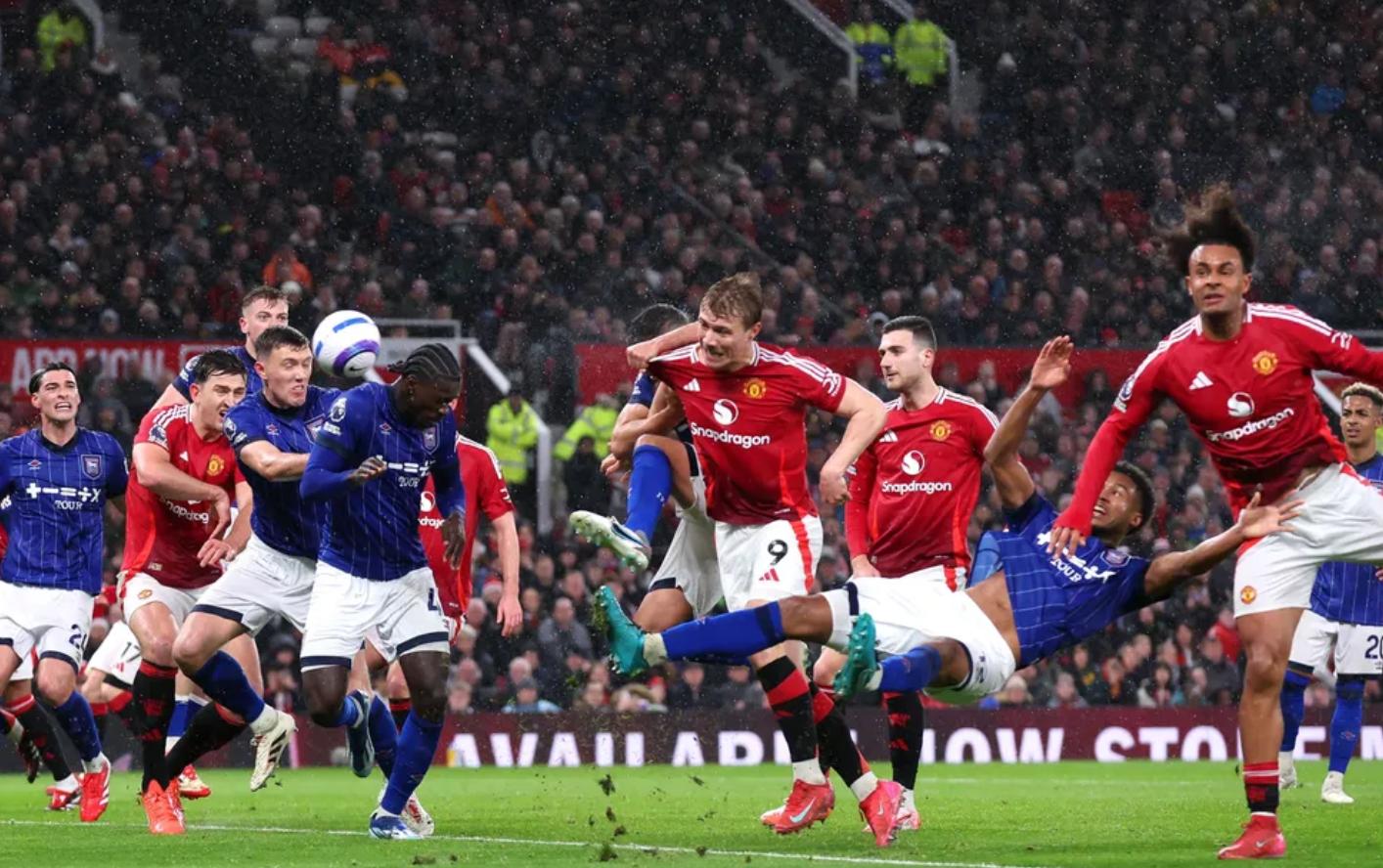 爱游戏体育-曼联主场小胜，主帅稍微解围