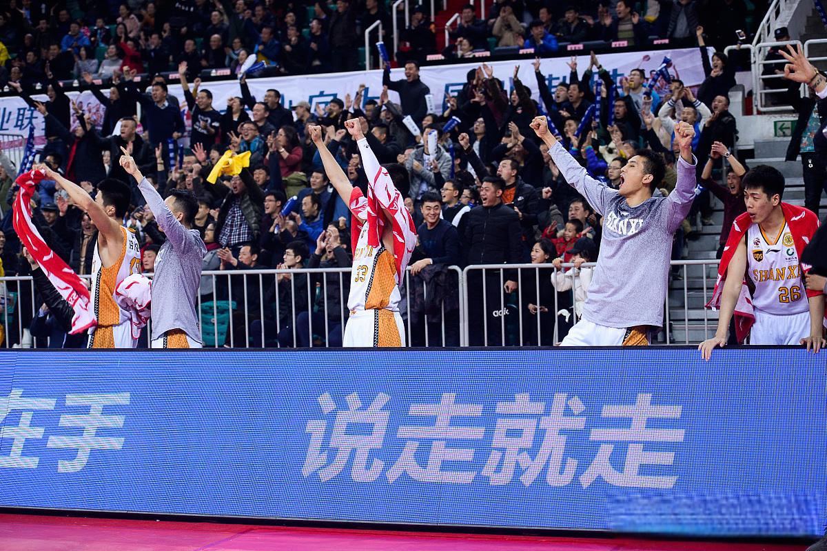 爱游戏下载-球队在客场遭遇连败，需立即调整状态