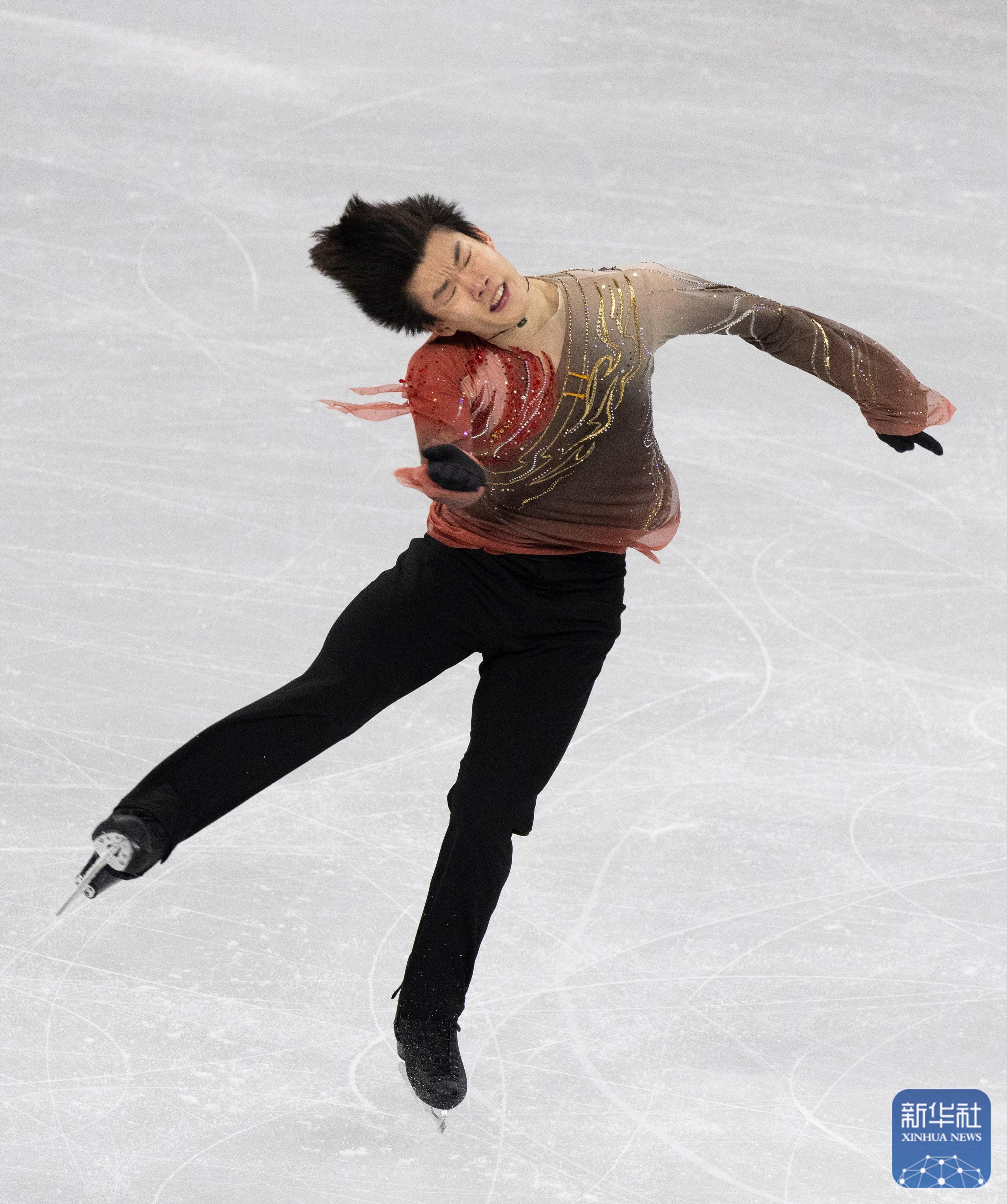 爱游戏APP-球员们在比赛中奋勇拼搏，赢得掌声