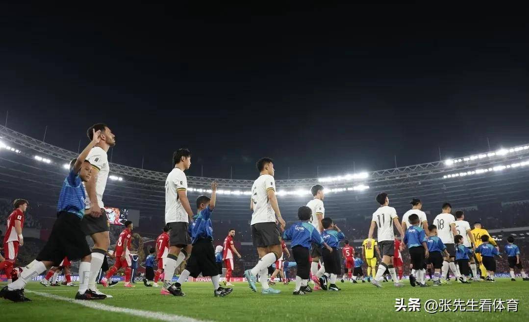 球员们在比赛中奋勇拼搏，赢得掌声