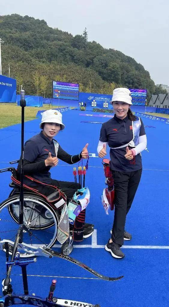 爱游戏官方-精彩对决！射箭女将获得银牌