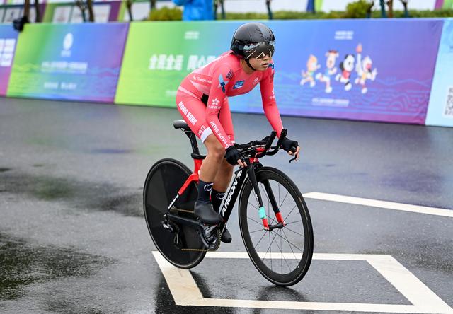 女子自行车赛大秀实力，法国选手夺冠称雄