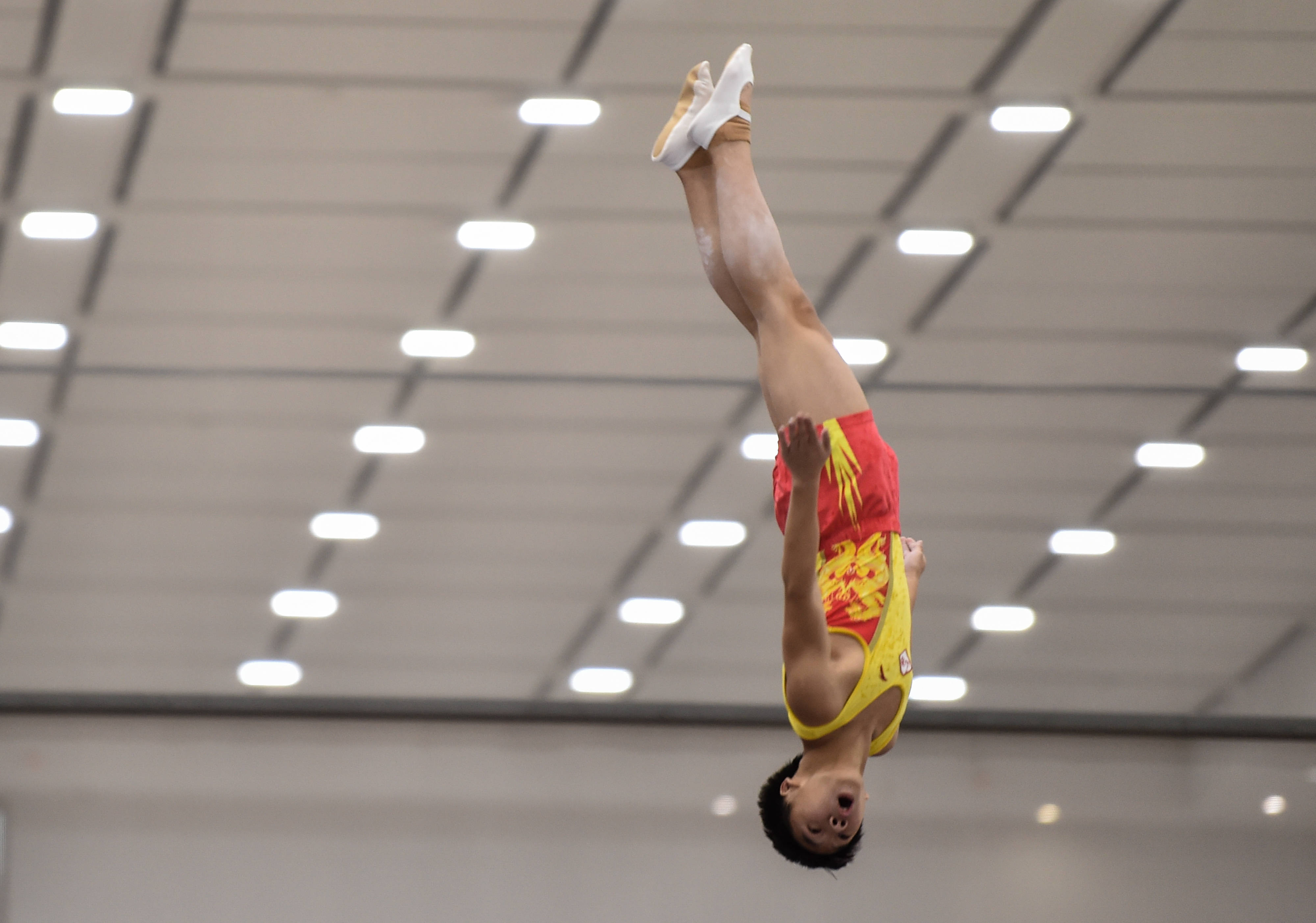 爱游戏官方-男子蹦床比赛结果揭晓，俄罗斯选手夺冠