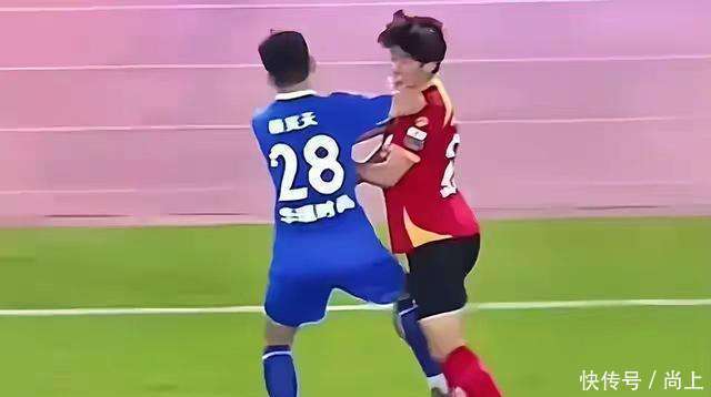 爱游戏官网-争议判罚！那不勒斯球迷愤怒抗议，赛后罕见发声