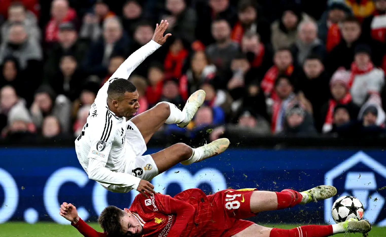 爱游戏tv-里尔球员密切配合，备战欧冠小组赛决心夺冠