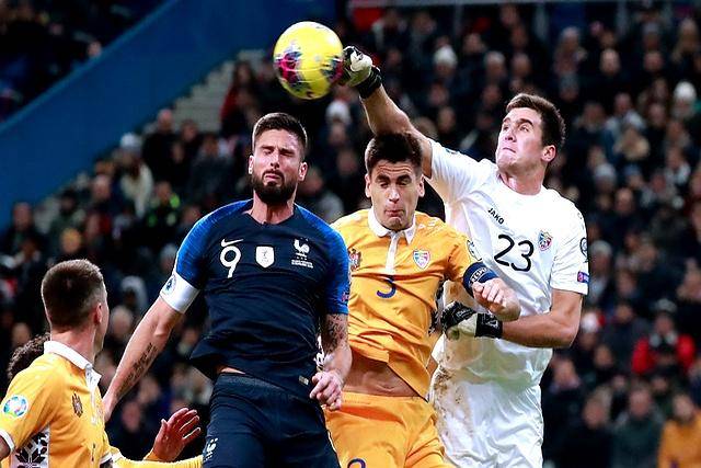 爱游戏官网-足球赛场上各方势力争夺胜利，强者胜弱者