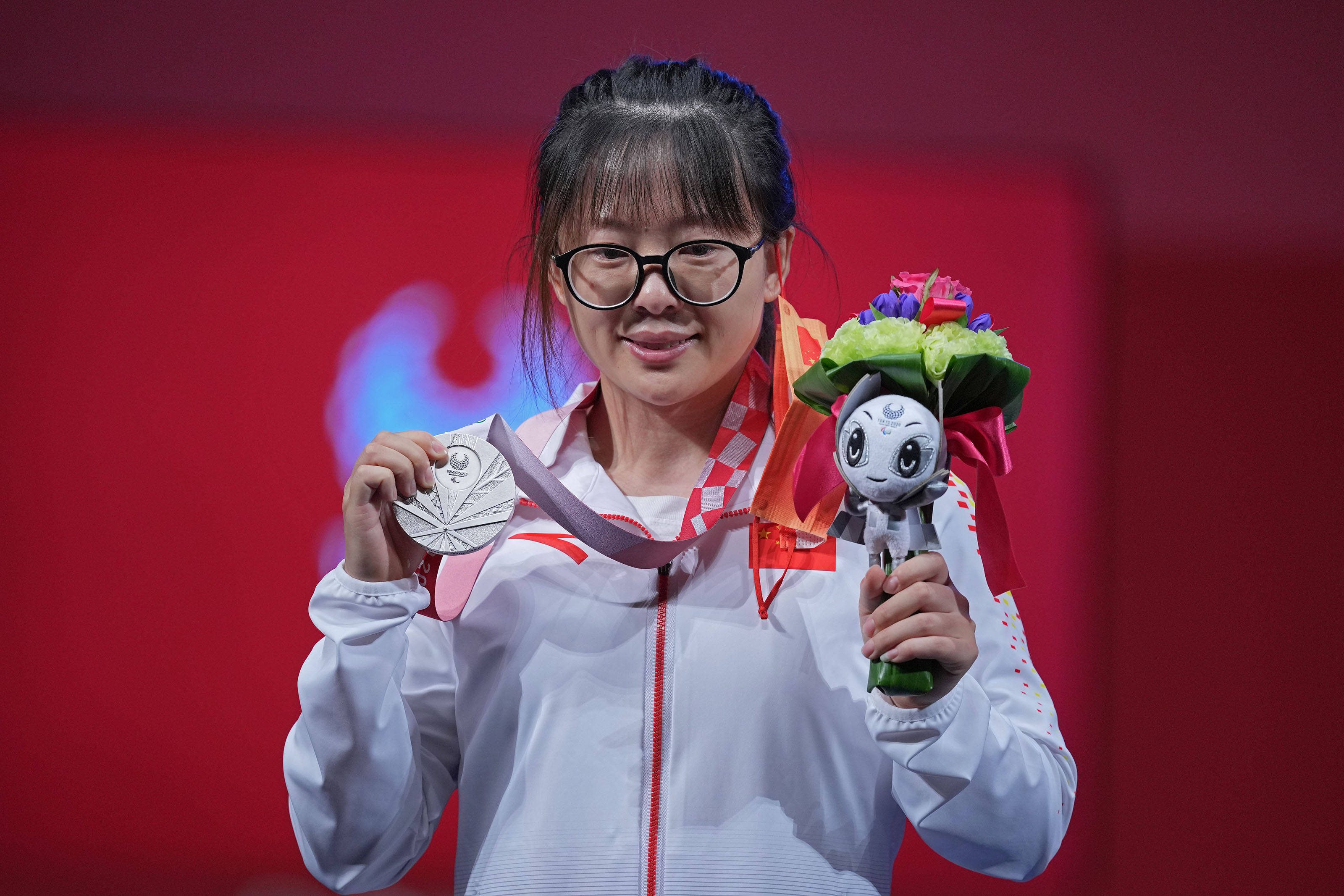 日本选手刷新举重项目记录获得银牌