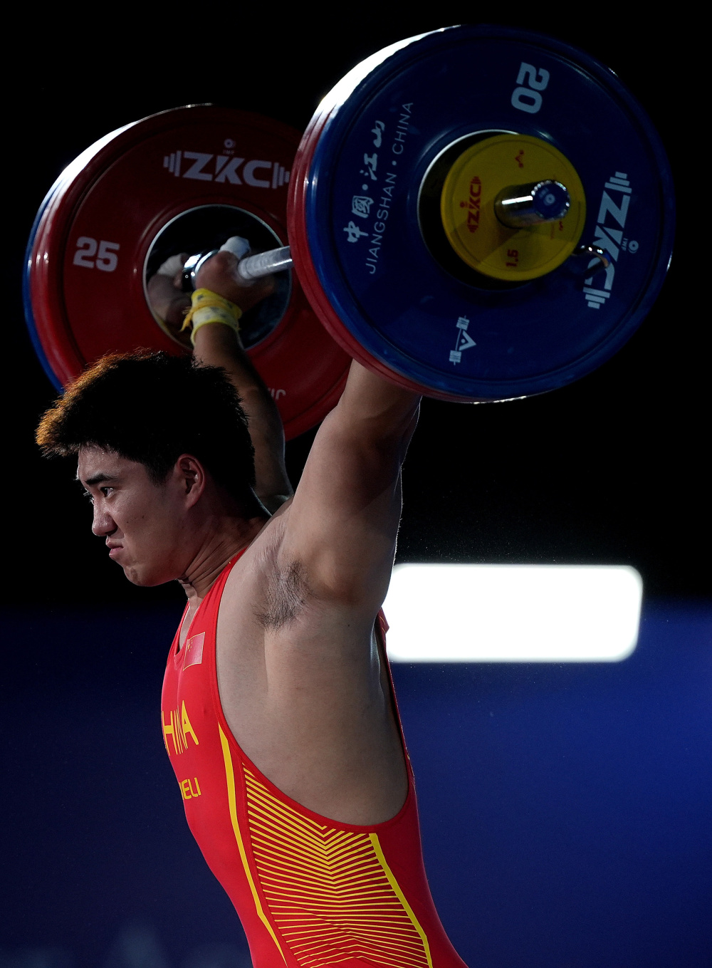 爱游戏入口-举重项目选手强势出击，赛场上尽显魅力