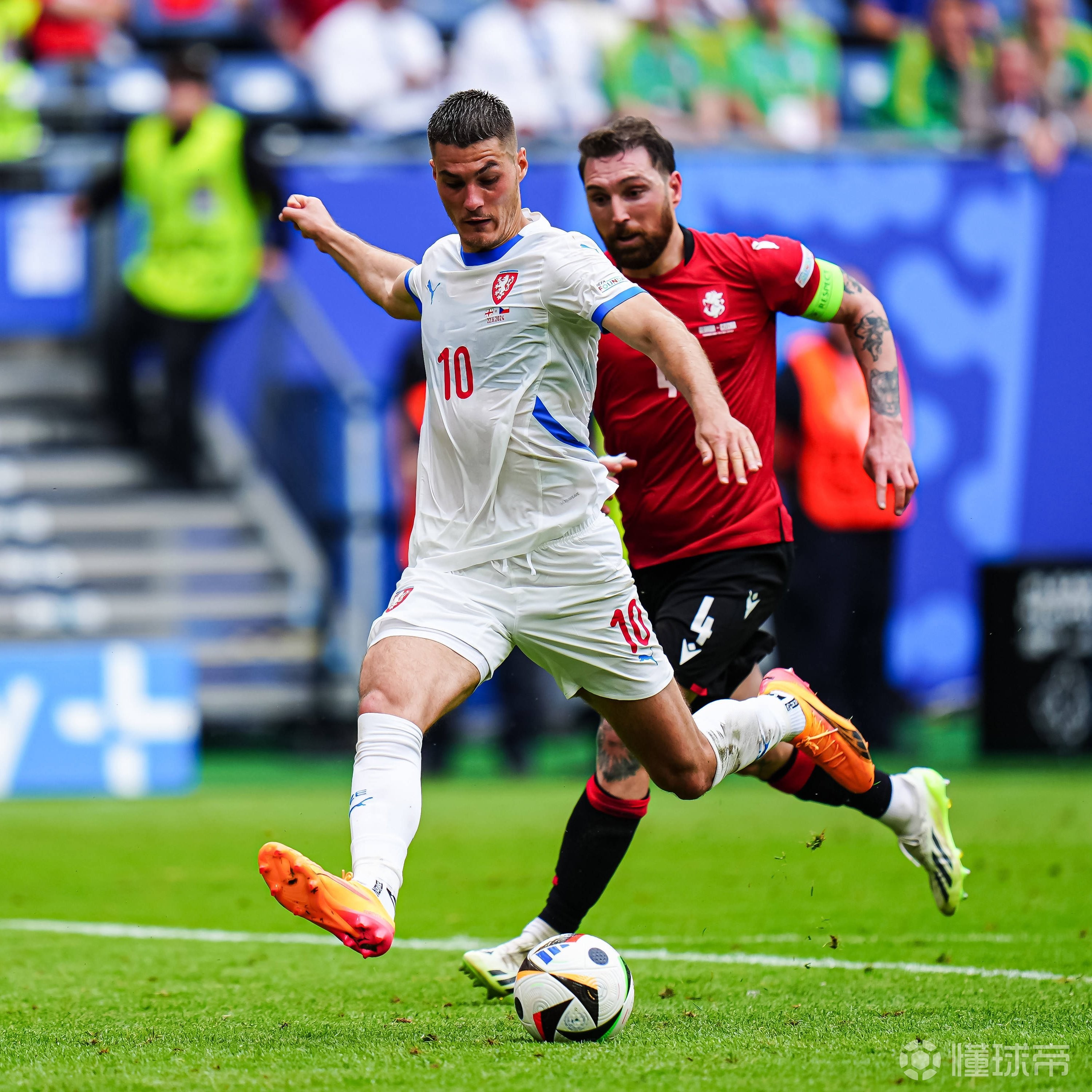 爱游戏-捷克队员在欧洲杯比赛中取得令人瞩目成绩