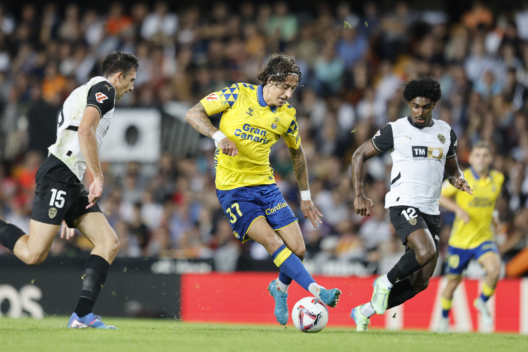 关于拉斯帕尔马斯客场逆袭，取得重要胜利的信息