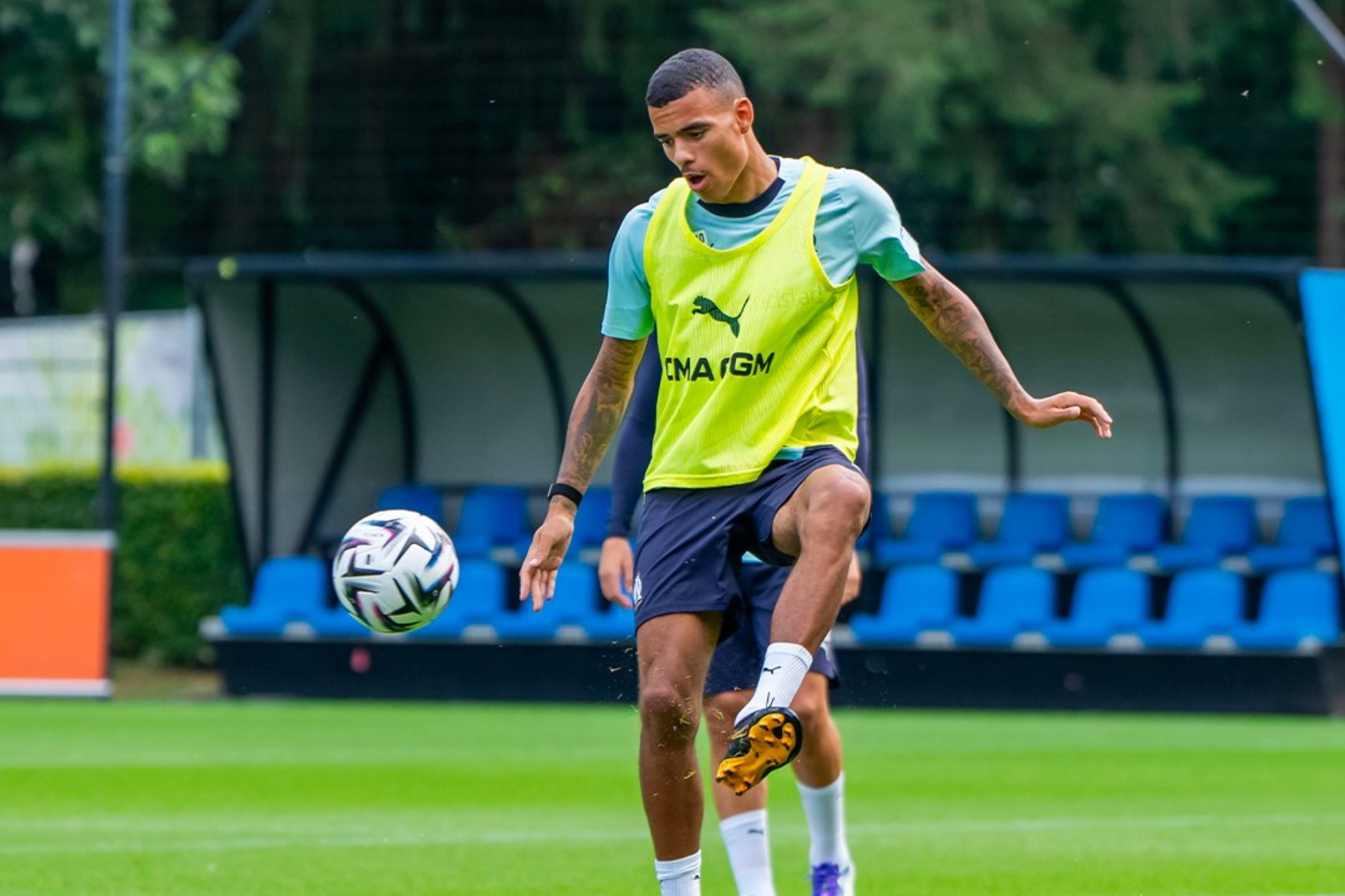 足球明星再度亮相，为球队带来胜利的希望