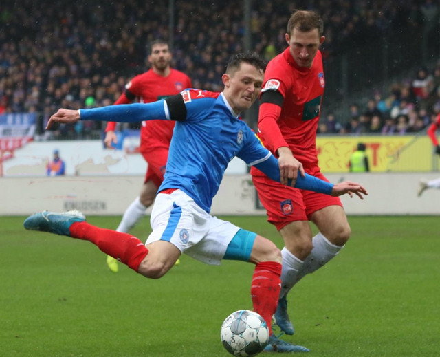 包含汉诺威客场输球，距离保级区更近的词条