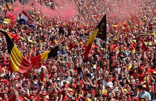 阿贾克斯赢球欢呼声，球迷狂欢场面一片繁荣的简单介绍