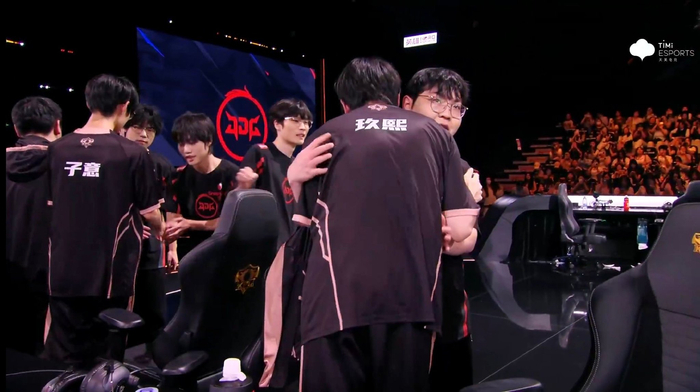 DK险胜JDG，Peanut极限生还后反打鏖战多局全球总决赛，让粉丝疯狂欢呼