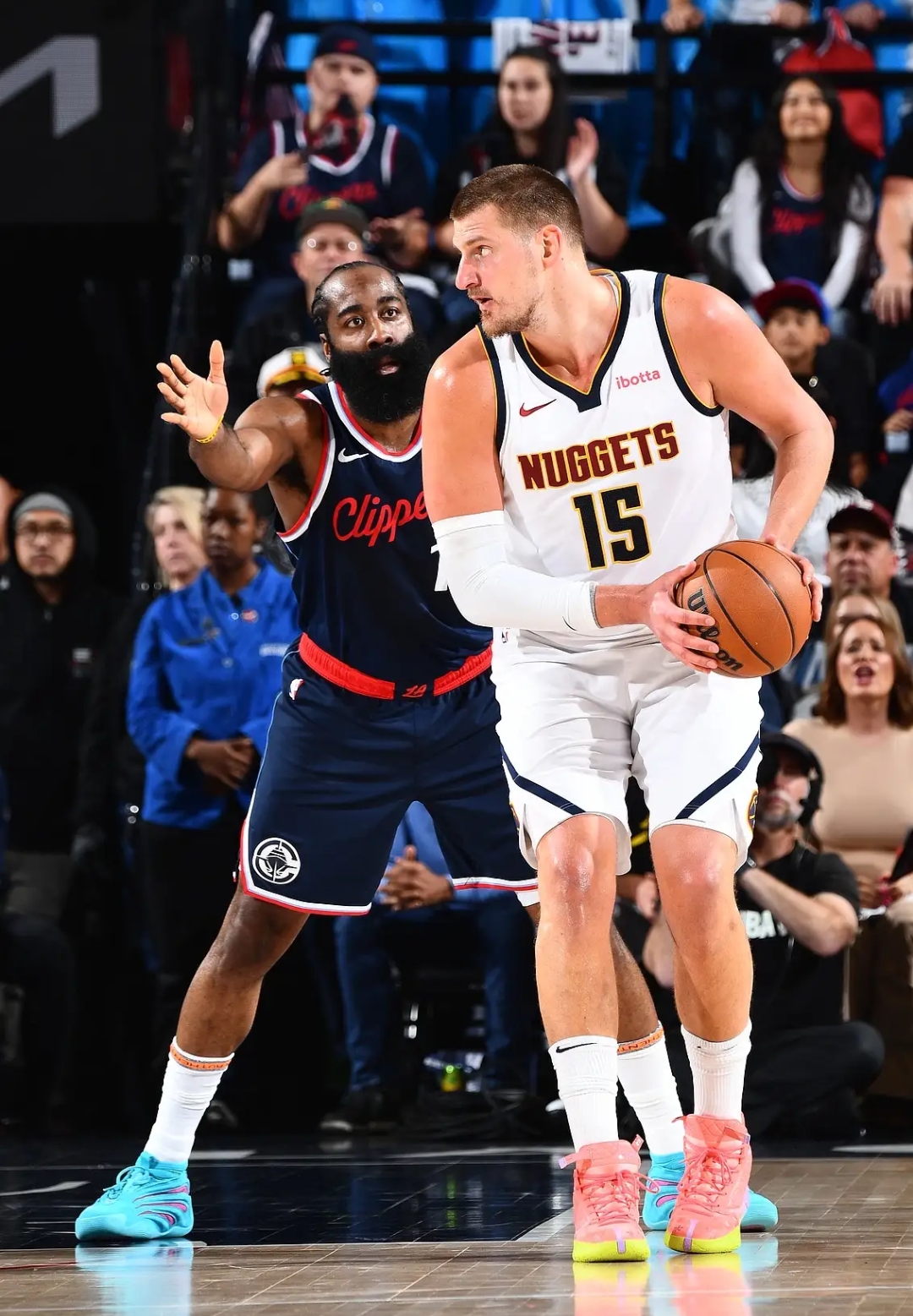 猎鹰击败快船，主场保持不败