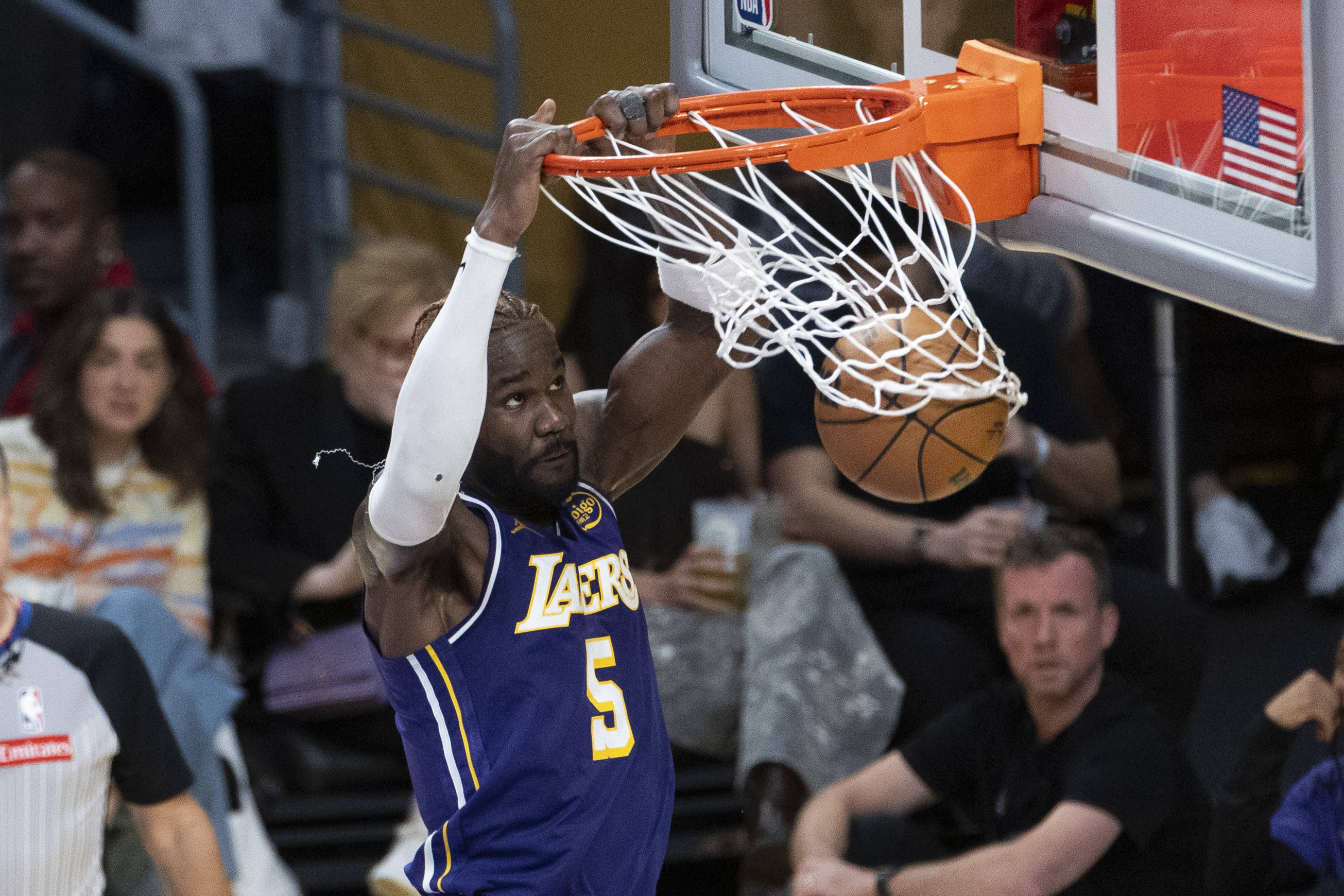 爱游戏tv-马刺横扫湖人，布克高光表现