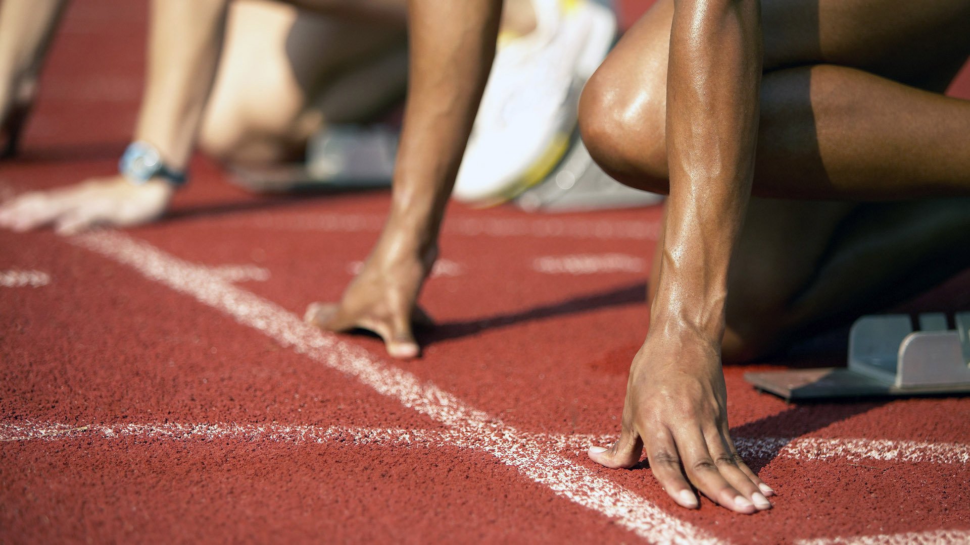 双面绿茵，莱万一剑封喉的孤勇，与阿尔及利亚险胜背后的团队涅槃