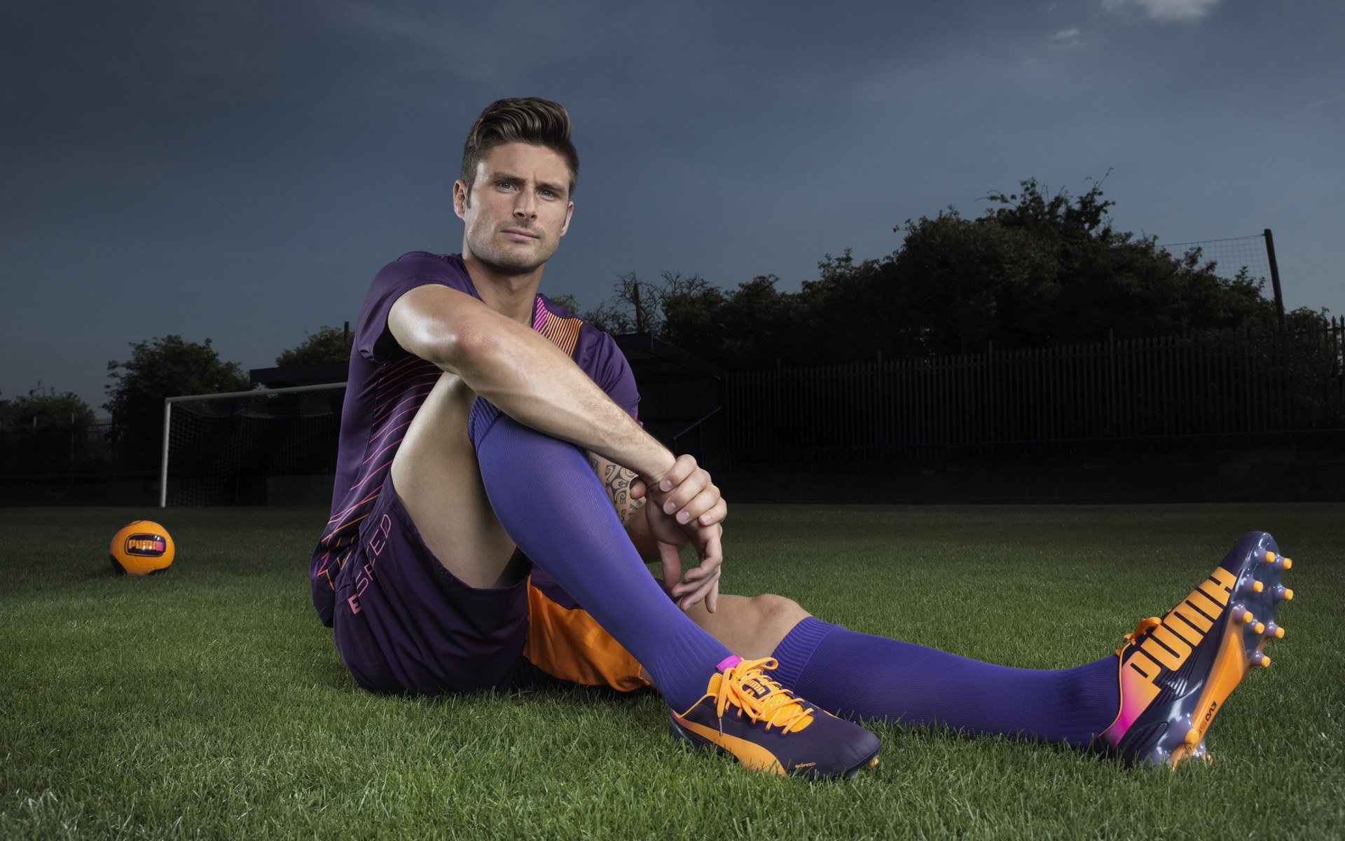 爱游戏在线-绿茵变奏曲，当全黑队以F1战术完胜跳羚，皮克在街道赛道诠释另一种统治力