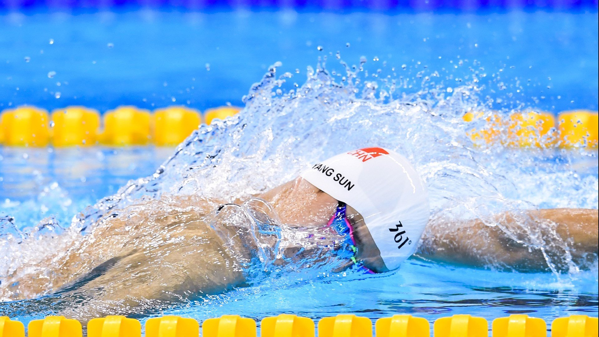 绿茵变奏曲，当全黑队以F1战术完胜跳羚，皮克在街道赛道诠释另一种统治力